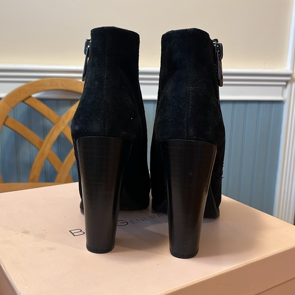 BCBG generation black suede, peekaboo side zipper, slight platform toe size 8.5 - Picture 3 of 4